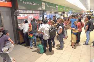 Los viajeros formaron largas filas al pie de las taquillas de las cooperativas Liberpesa y Reina del Camino. Foto: Eduardo Escobar / El Tel&eacute;grafo