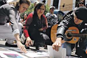 En  2013, familiares de personas desaparecidas realizaron una protesta afuera del Ministerio del Interior, en la ciudad de Quito. Foto: &Aacute;lvaro P&eacute;rez |  El Tel&eacute;grafo