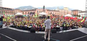 Marcha de trabajadores en el centro de Quito encabeza por Presidente Correa 