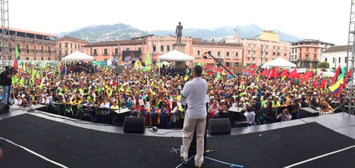 Marcha de trabajadores en el centro de Quito encabeza por Presidente Correa 