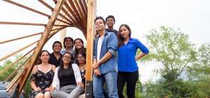 Geovanny Humanante (tercero desde la der.) junto al grupo de estudiantes que dise&ntilde;&oacute; las &ldquo;Alas de Gaud&iacute;&rdquo;, en el campus polit&eacute;cnico, en Guayaquil.
