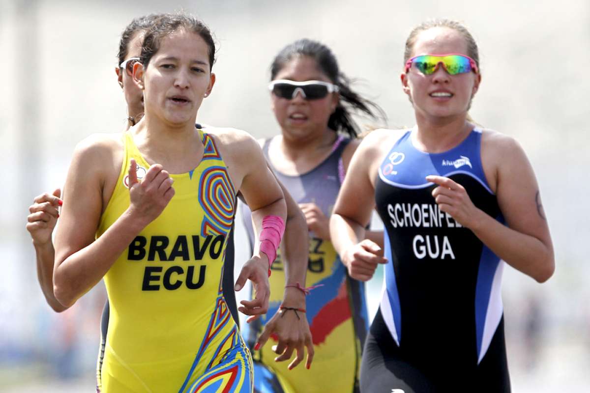 Elizabeth Bravo (izq.) nad&oacute; 1.500 metros, pedale&oacute; 40 km y corri&oacute; otros 10 km en 1 hora y 59 minutos. Foto: Archivo / El Tel&eacute;grafo.