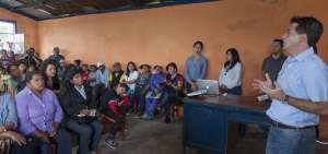 Los moradores del barrio Bola&ntilde;os, en el suroriente de Quito, se re&uacute;nen para solucionar los problemas que tiene su localidad.