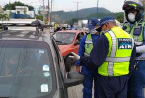 Las autoridades pueden detener a los conductores por diversas infracciones de tránsito. 