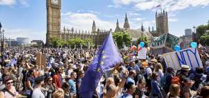 La marcha contra el Brexit pas&oacute; por el Parlamento, luego se dirigi&oacute; a la sede del Gobierno brit&aacute;nico. Al menos 100.000 personas participaron.