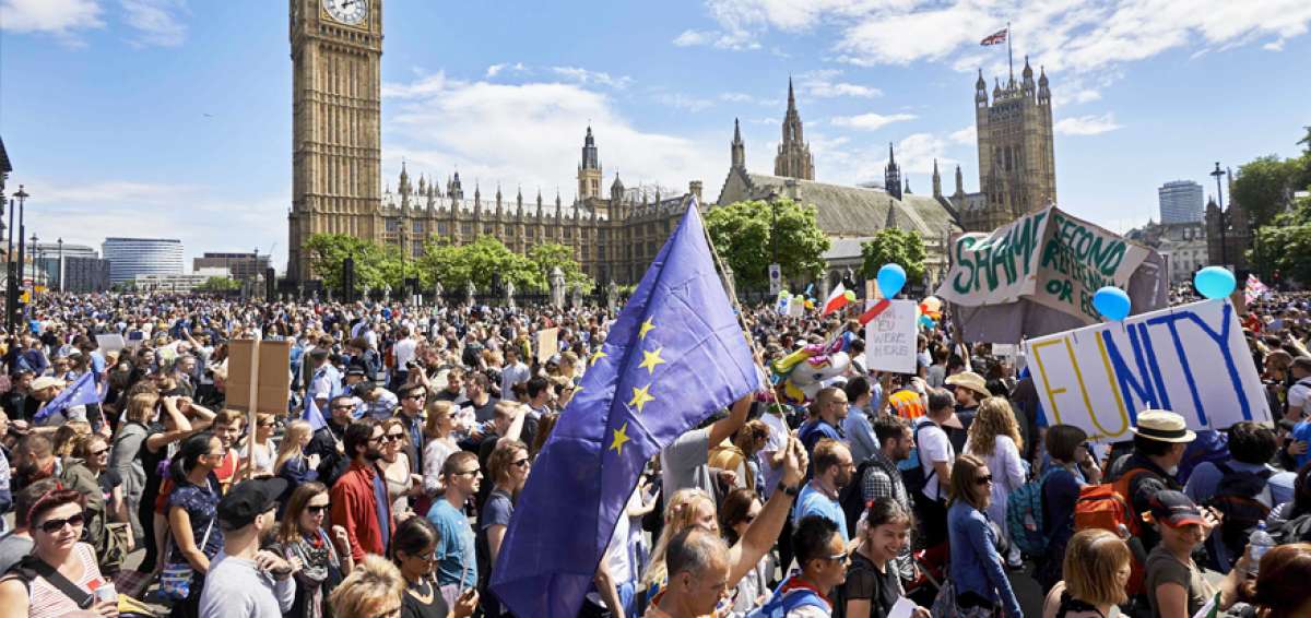 La marcha contra el Brexit pas&oacute; por el Parlamento, luego se dirigi&oacute; a la sede del Gobierno brit&aacute;nico. Al menos 100.000 personas participaron.