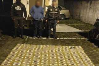 La Policía Nacional capturó un camión que tenía 290 paquetes de droga en su interior. 