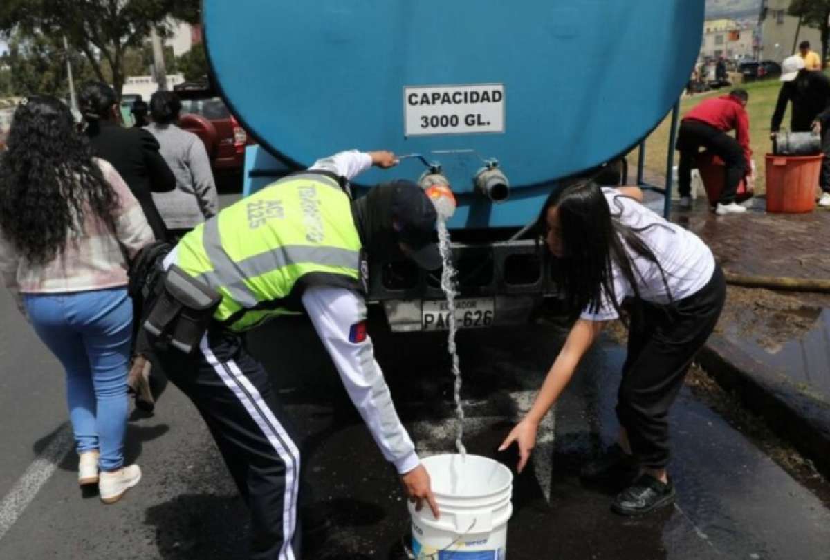 El sur de Quito comienza a recuperar el servicio de agua tras semanas de espera.
