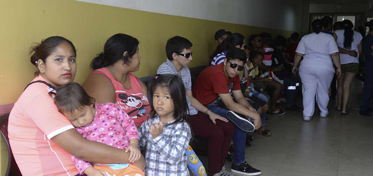 Leivert (de celeste) y Elvis Rend&oacute;n (de rojo) acudieron al centro de salud Francisco J&aacute;come (en Guayaquil). Llevan tres d&iacute;as con la enfermedad.