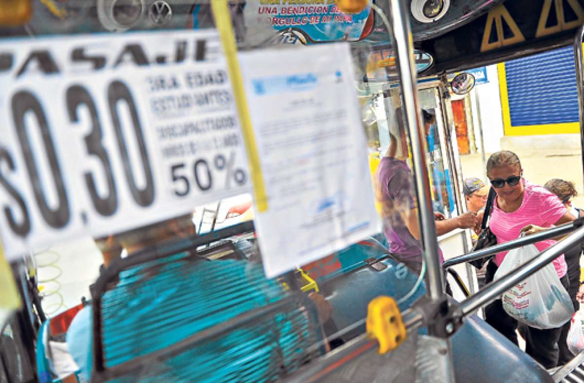 Los usuarios se sorprendieron por el aumento del pasaje en Manta. Algunos dijeron que asumen el costo, pero tambi&eacute;n exigen que se brinde un mejor servicio. Foto: Rodolfo P&aacute;rraga / El Tel&eacute;grafo