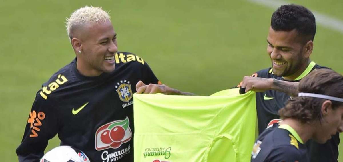 Neymar (izq.) bromea con el lateral derecho Dani Alves, jugador de la Juventus, antes del entrenamiento. 