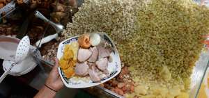 El &ldquo;chaulaf&aacute;n andino&rdquo; o criollo est&aacute; compuesto de los granos que provee la Pachamama, como mote, arveja, choclo, haba, melloco, ma&iacute;z tostado, entre otros productos que se cultivan en la serran&iacute;a ecuatoriana.