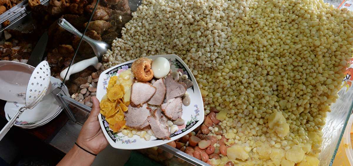 El &ldquo;chaulaf&aacute;n andino&rdquo; o criollo est&aacute; compuesto de los granos que provee la Pachamama, como mote, arveja, choclo, haba, melloco, ma&iacute;z tostado, entre otros productos que se cultivan en la serran&iacute;a ecuatoriana.