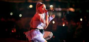 La cantante de pop Ariana Grande es una de las estrellas de m&uacute;sica de este festival que se realiza, desde 1999, anualmente en California.