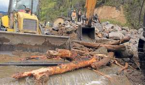 Las torrenciales lluvias ca&iacute;das en el Austro provocan deslaves que bloquean importantes carreteras. Foto: Fernando Machado / El Tel&eacute;grafo