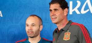 Andr&eacute;s Iniesta (izq.) durante la presentaci&oacute;n de Fernando Hierro como director t&eacute;cnico de la selecci&oacute;n espa&ntilde;ola, para el Mundial de Rusia 2018.