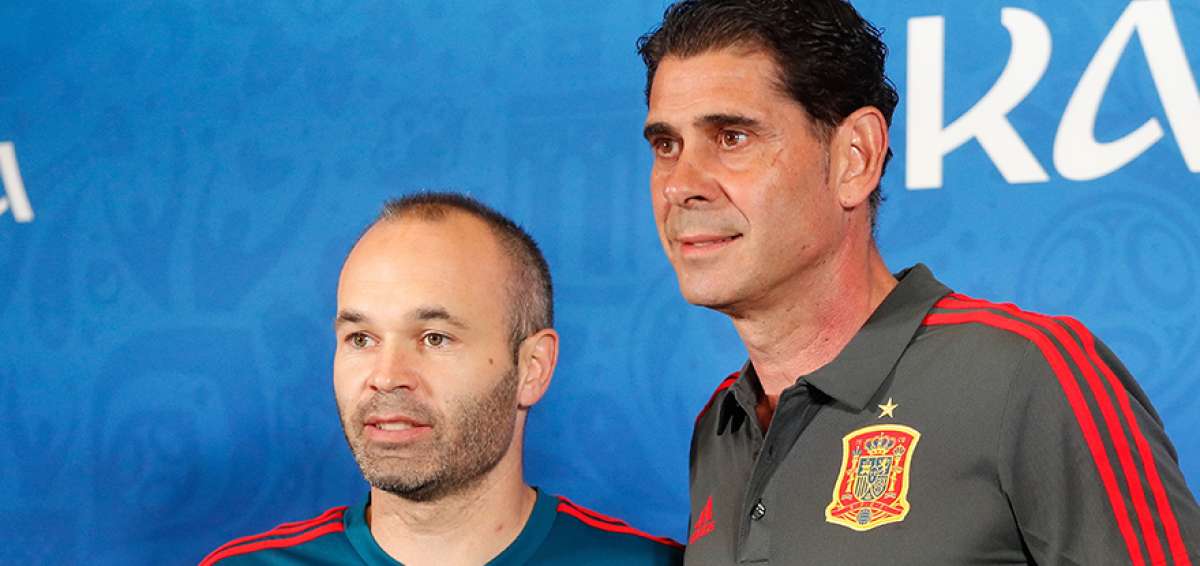 Andr&eacute;s Iniesta (izq.) durante la presentaci&oacute;n de Fernando Hierro como director t&eacute;cnico de la selecci&oacute;n espa&ntilde;ola, para el Mundial de Rusia 2018.