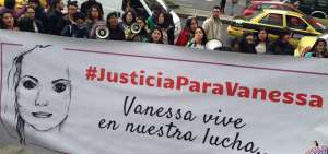 En las afueras de la Corte Nacional de Justicia, en Quito, varios grupos feministas protestaron. Pidieron justicia para las v&iacute;ctimas de femicidios.