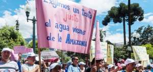 Vecinos de 3 cantones amaz&oacute;nicos realizaron ayer un plant&oacute;n para exigir a Rodas que reciba a sus alcaldes.