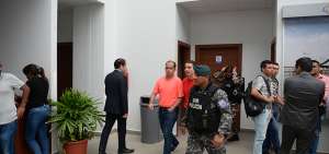 Los acusados Walter A. e Iv&aacute;n E. son trasladados al Complejo Judicial Dur&aacute;n con resguardo de personal de los grupos especiales de la Polic&iacute;a.