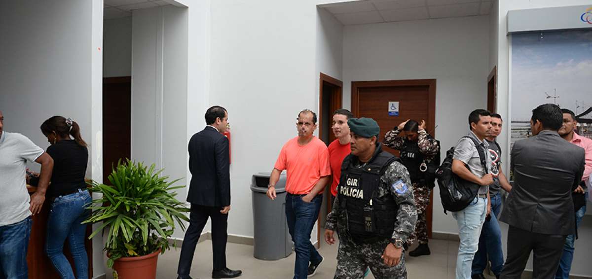 Los acusados Walter A. e Iv&aacute;n E. son trasladados al Complejo Judicial Dur&aacute;n con resguardo de personal de los grupos especiales de la Polic&iacute;a.