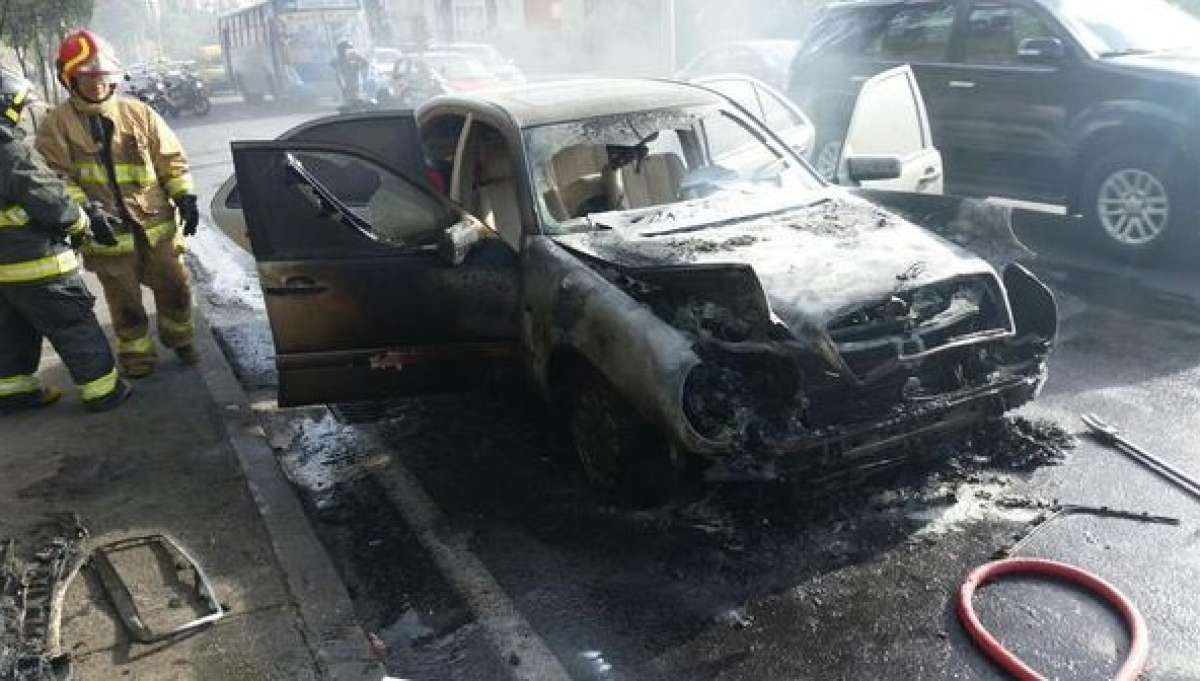 Este es el veh&iacute;culo despu&eacute;s de la intervenci&oacute;n del Cuerpo de Bomberos de Quito. Foto: Tomada de @COEQuito