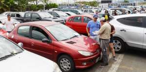 Cientos de guayaquile&ntilde;os acudieron a la sede de la ATM, para que la empresa SGS revise sus carros.