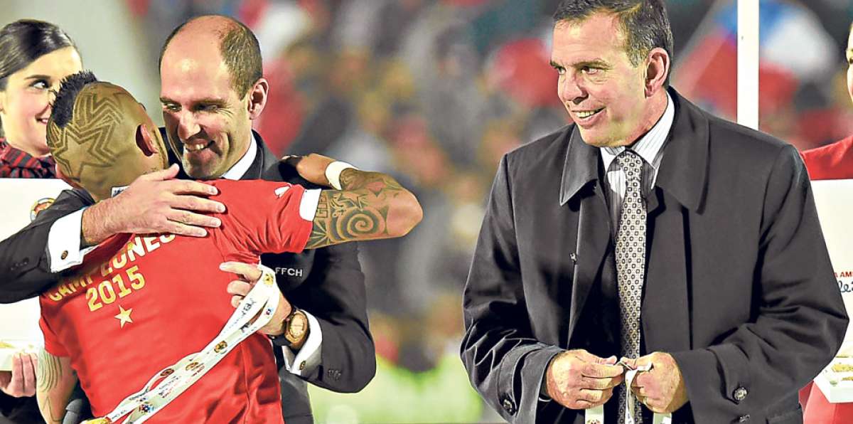 Juan &Aacute;ngel Napout (d), presidente de la Conmebol, durante la premiaci&oacute;n final de la Copa Am&eacute;rica de Chile. Foto: AFP