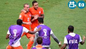 Wesley Sneijder puso la calma para su selecci&oacute;n al empatar el cotejo ante M&eacute;xico. Foto: AFP