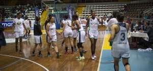 Exjugadoras de UTE celebran luego de un partido de la Liga Nacional de Baloncesto femenino en Quito.