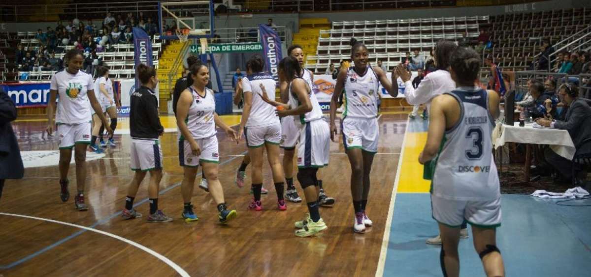 Exjugadoras de UTE celebran luego de un partido de la Liga Nacional de Baloncesto femenino en Quito.