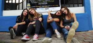 Desde la izquierda: Giss Chac&oacute;n, Irene Rosenfeld, Kath Herrera y Elena Girjoaba, al pie de la discoteca La Gallera, en la ciudad de Tena.