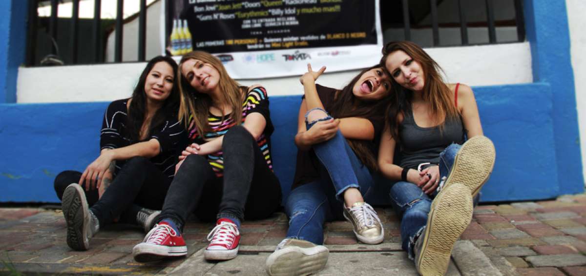 Desde la izquierda: Giss Chac&oacute;n, Irene Rosenfeld, Kath Herrera y Elena Girjoaba, al pie de la discoteca La Gallera, en la ciudad de Tena.