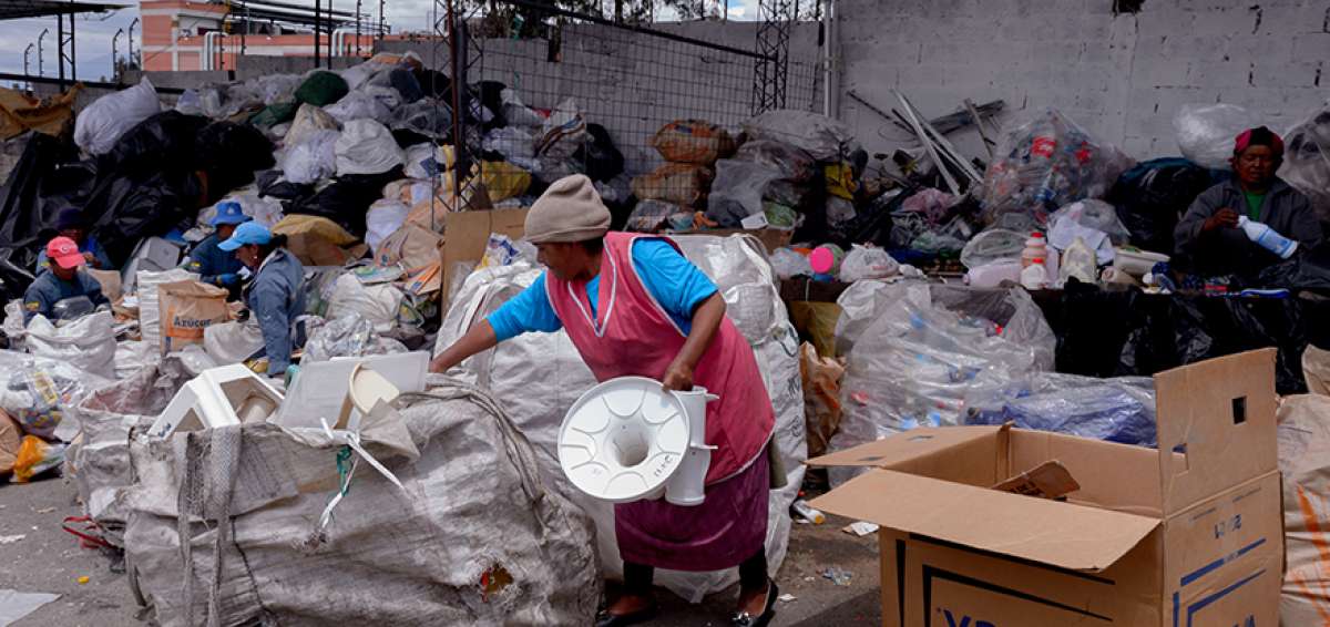 En Ecuador cerca de 20.000 personas se dedican a la separaci&oacute;n de basura. En Quito existen centros de acopio para que ellos dejen lo recolectado.    