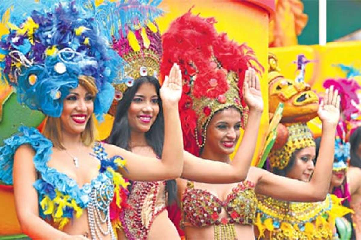 Las reinas del carnaval escogidas en los diversos eventos barriales fueron parte de las protagonistas en el desfile desarrollado ayer en Guayaquil. El acto se desarroll&oacute; en el centro. Foto: Miguel Castro