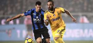 Higua&iacute;n evade la marca del jugador del Inter del Milan, Remo Freuler.