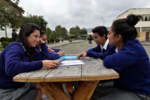 Poco a poco los estudiantes se ajustan a los nuevos horarios y requerimientos del nuevo a&ntilde;o escolar. Hubo pocos ingresos y menos dificultades. Foto: Roberto Ch&aacute;vez / El Tel&eacute;grafo