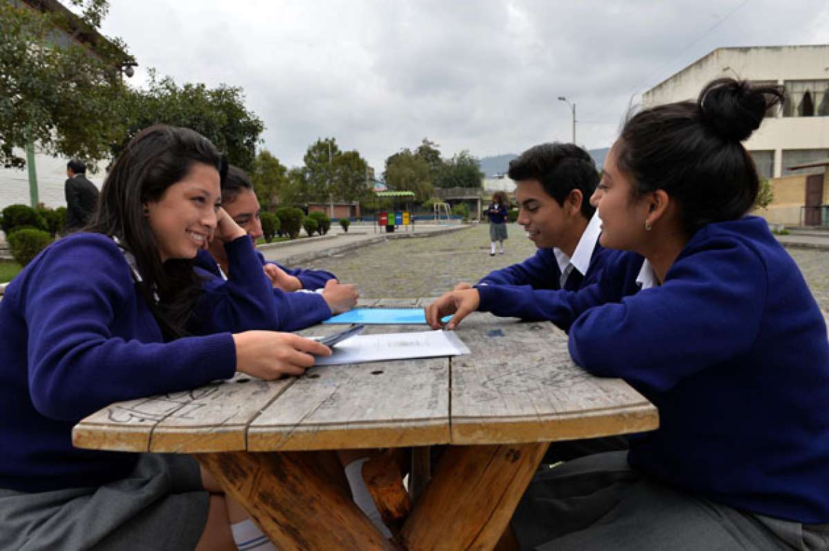 Poco a poco los estudiantes se ajustan a los nuevos horarios y requerimientos del nuevo a&ntilde;o escolar. Hubo pocos ingresos y menos dificultades. Foto: Roberto Ch&aacute;vez / El Tel&eacute;grafo