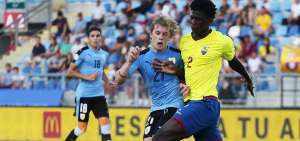 El zaguero Jackson Porozo (d), de la selecci&oacute;n ecuatoriana, disputa el bal&oacute;n con el uruguayo Thom&aacute;s Chac&oacute;n, en el &uacute;ltimo encuentro de la &ldquo;Tri&rdquo;, en la segunda fecha del Campeonato Sudamericano Sub-20 que se juega en Chile.