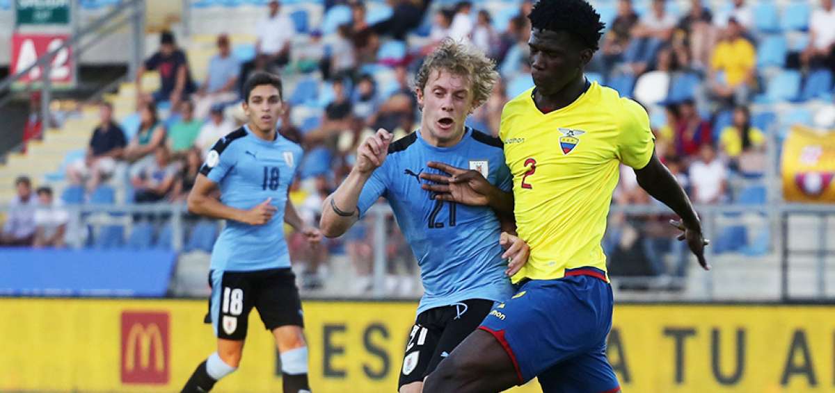 El zaguero Jackson Porozo (d), de la selecci&oacute;n ecuatoriana, disputa el bal&oacute;n con el uruguayo Thom&aacute;s Chac&oacute;n, en el &uacute;ltimo encuentro de la &ldquo;Tri&rdquo;, en la segunda fecha del Campeonato Sudamericano Sub-20 que se juega en Chile.