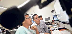 Los alumnos de Periodismo cuentan con el canal Alfaro TV para realizar sus pr&aacute;cticas de televisi&oacute;n. Desde este mes, esta clase se imparte en un sal&oacute;n m&aacute;s grande. Foto: Rodolfo P&aacute;rraga / El Tel&eacute;grafo