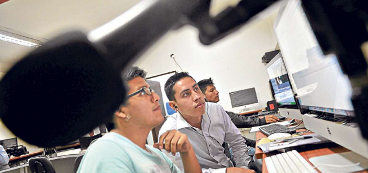 Los alumnos de Periodismo cuentan con el canal Alfaro TV para realizar sus pr&aacute;cticas de televisi&oacute;n. Desde este mes, esta clase se imparte en un sal&oacute;n m&aacute;s grande. Foto: Rodolfo P&aacute;rraga / El Tel&eacute;grafo