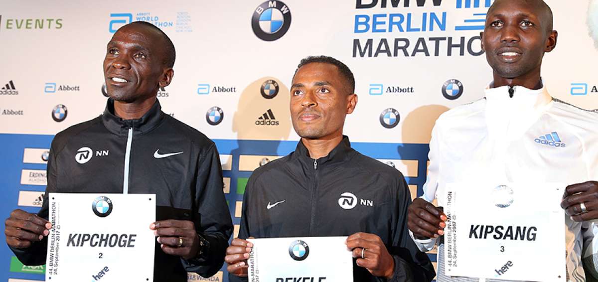 El keniano Eliud Kipchoge (izq.), el et&iacute;ope Kenenisa Bekele (centro) y el tambi&eacute;n keniano Wilson Kipsang, antes de la competencia en Berl&iacute;n. 