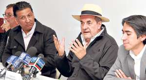 Funcionarios del INEC y Freddy Ehlers, secretario del Buen Vivir (al centro), anunciaron que el evento se realizar&aacute; a finales de esta semana. Foto: INEC