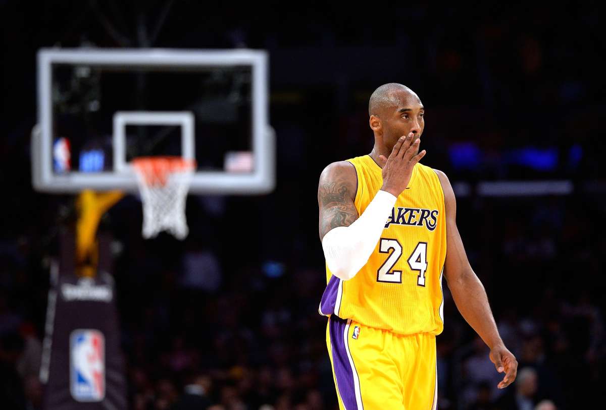 Kobe Bryant no puede jugar partidos completos debido a sus continuas lesiones. Foto: AFP