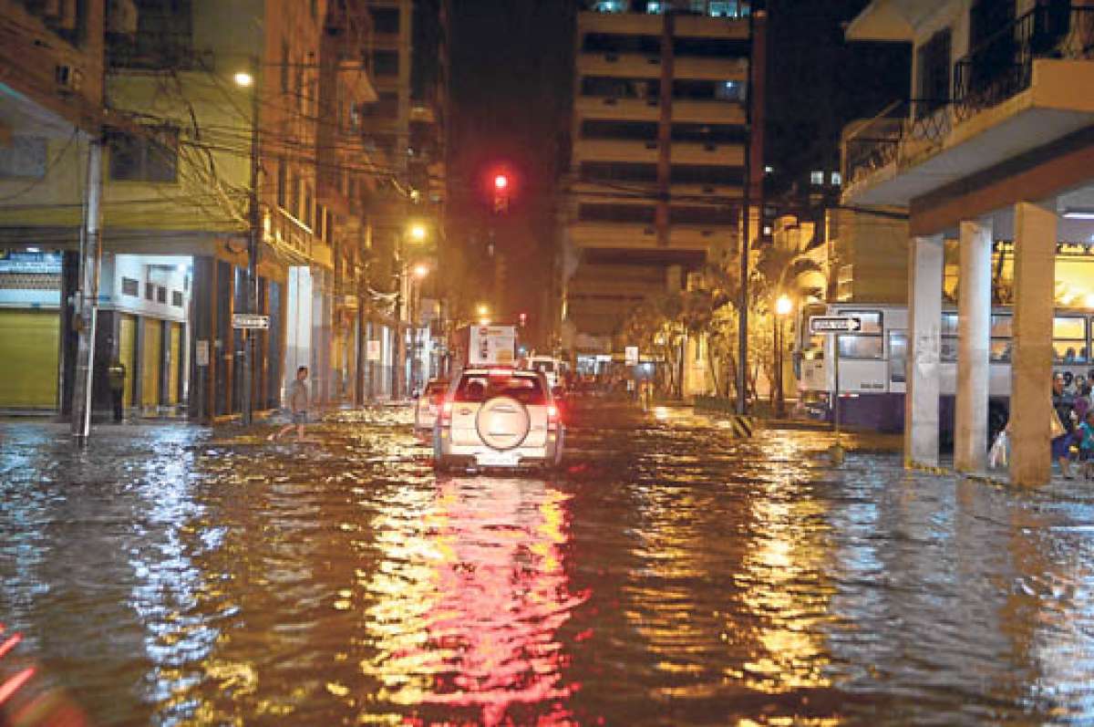 El centro de la Ciudad Puerto se inunda todos los a&ntilde;os con las lluvias del invierno. Foto: William Orellana.