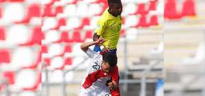 Emerson Espinoza (arriba) en el partido contra Per&uacute;, en el torneo Sudamericano sub-20 de 2019.