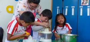 En una de las actividades que realiza la Fundaci&oacute;n El Tri&aacute;ngulo, los chicos aprenden oficios y labores de la vida cotidiana.