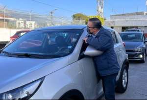 El Municipio de Quito arrancó con la entrega de distintivos para los vehículos que cumplieron con la revisión vehicular. 