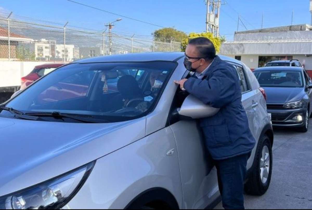El Municipio de Quito arrancó con la entrega de distintivos para los vehículos que cumplieron con la revisión vehicular.